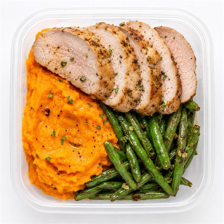 Filé mignon suíno grelhado com arroz, feijão e brócolis